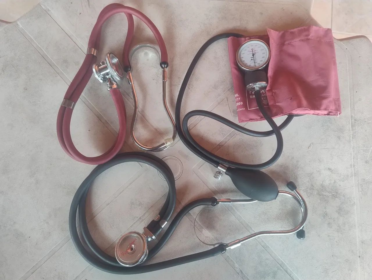 2 estetoscópios e um aferidor de pressão arterial manual. 