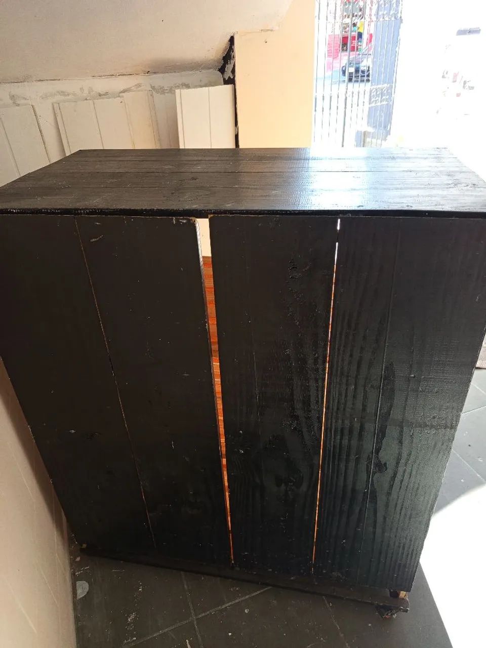 Vitrine de madeira com 4 prateleiras - Foto 2