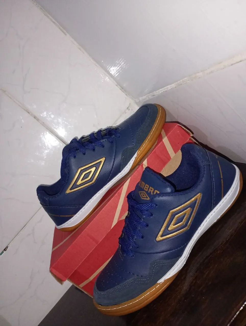 Chuteira Umbro Futsal - Azul e Dourado - Foto 5