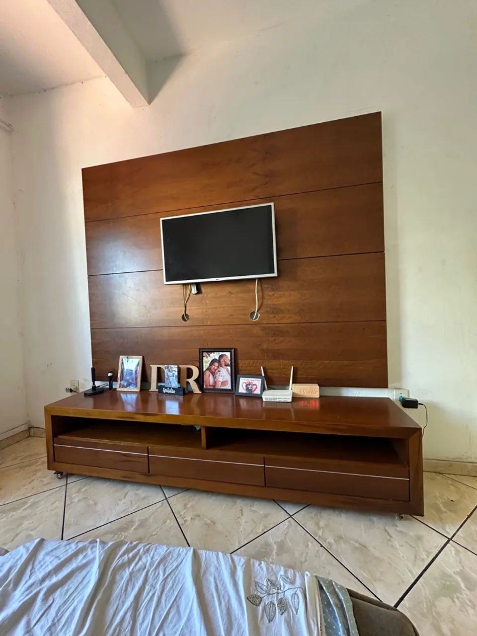 Painel com móvel com 3 gavetas de madeira legítimo  - Foto 2