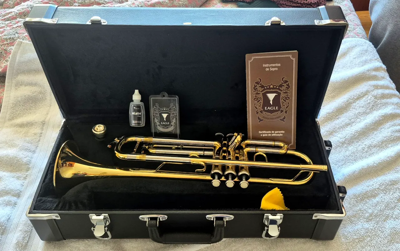 Trompete Eagle Tr504 Dourado com Acessórios - Instrumento de Sopro