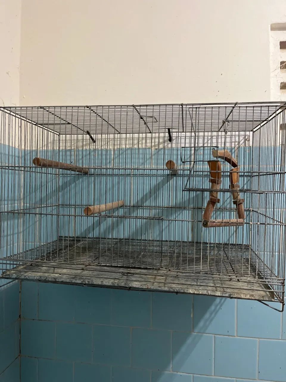 Gaiola para pássaros com 2  puleiros feito da macaranduba e um balancinho tb madeira boa - Foto 3
