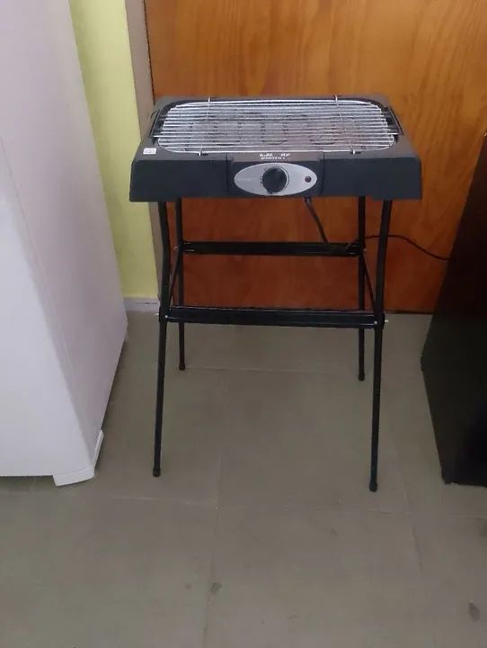 Churrasqueira elétrica Malory seminova , 127V. 