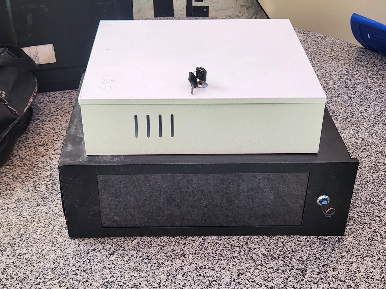 02 Mini Rack para eletrônicos. 