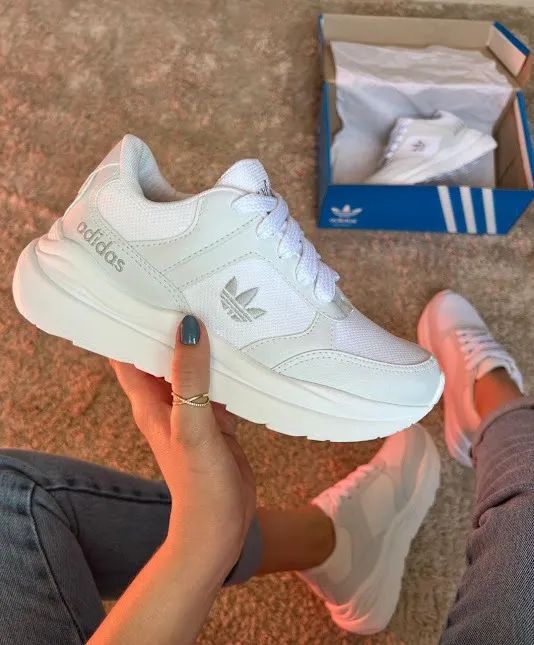 Esse modelo é o Adidas Run 60s 3.0 (na cor branca).