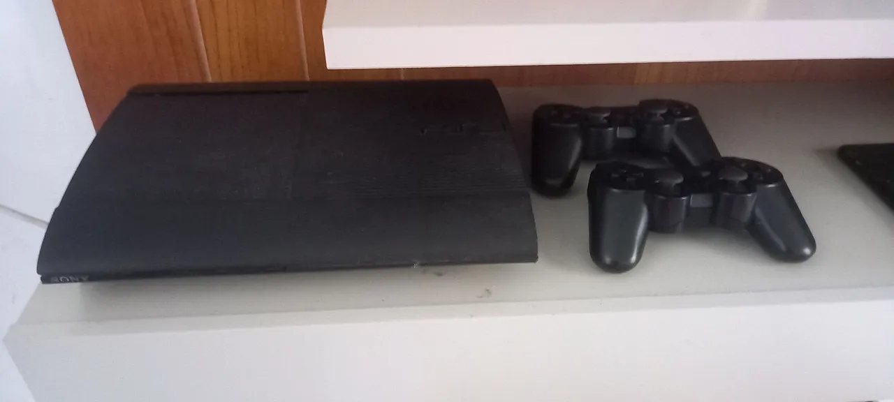PlayStation 3 com 2 Controles - Perfeito para Jogar!