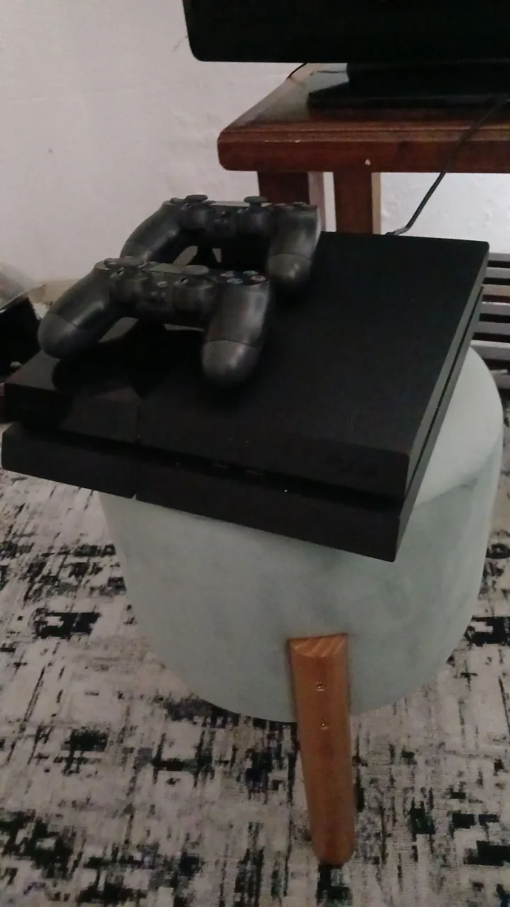 PlayStation 4 com 2 Controles