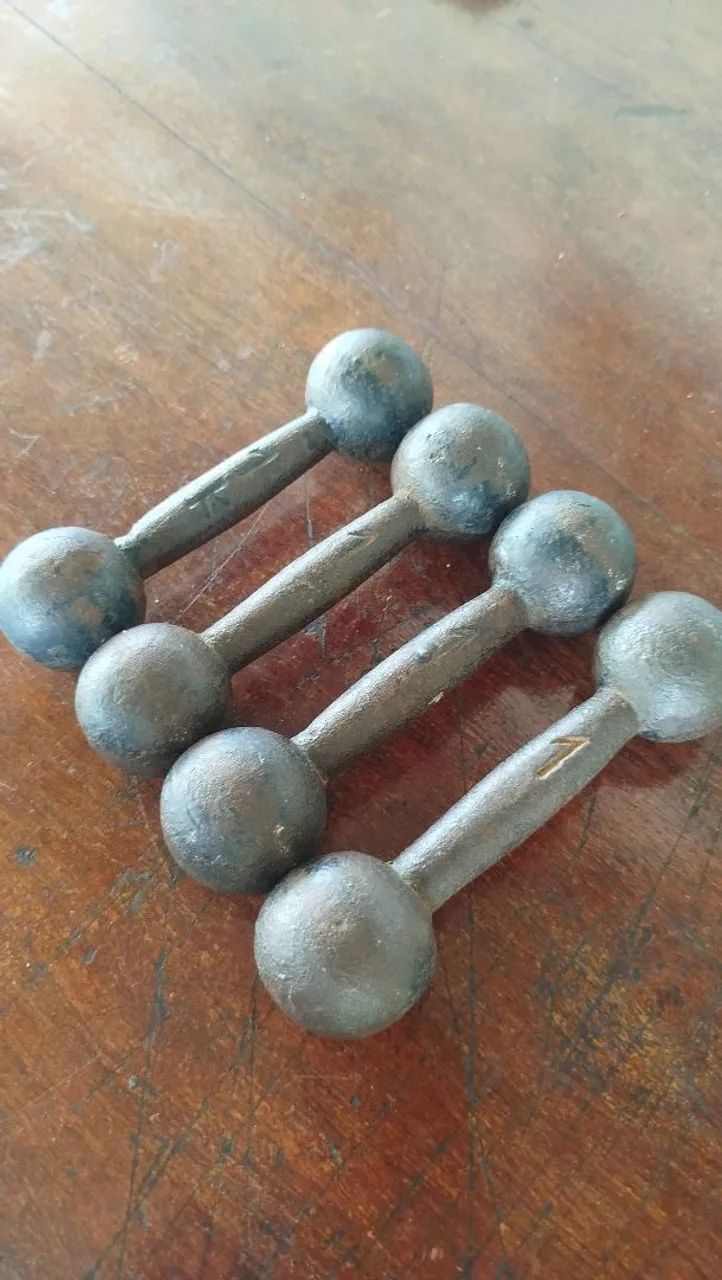 Saco de pancadas (box) e halteres de ferro - Foto 4