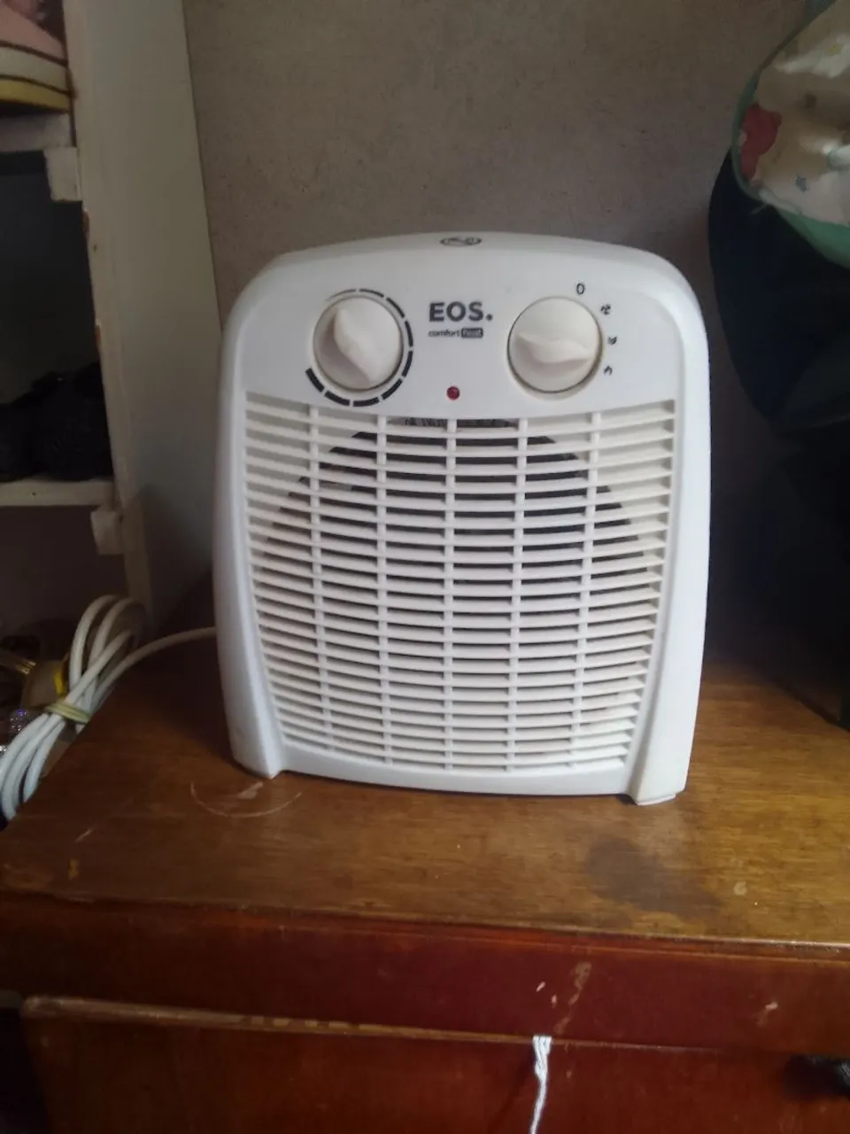 Aquecedor/ventilador para quarto pequeno de bebê.