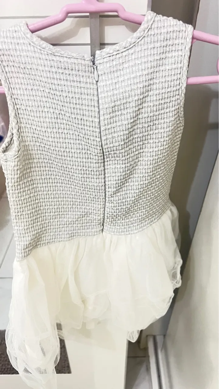 Vestido Infantil Elegante com Detalhes em Tule