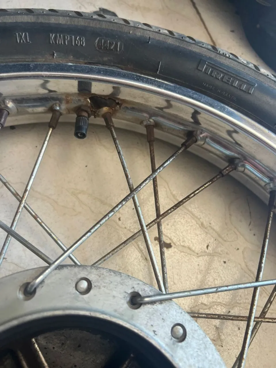 Roda de moto com pneu Pirelli