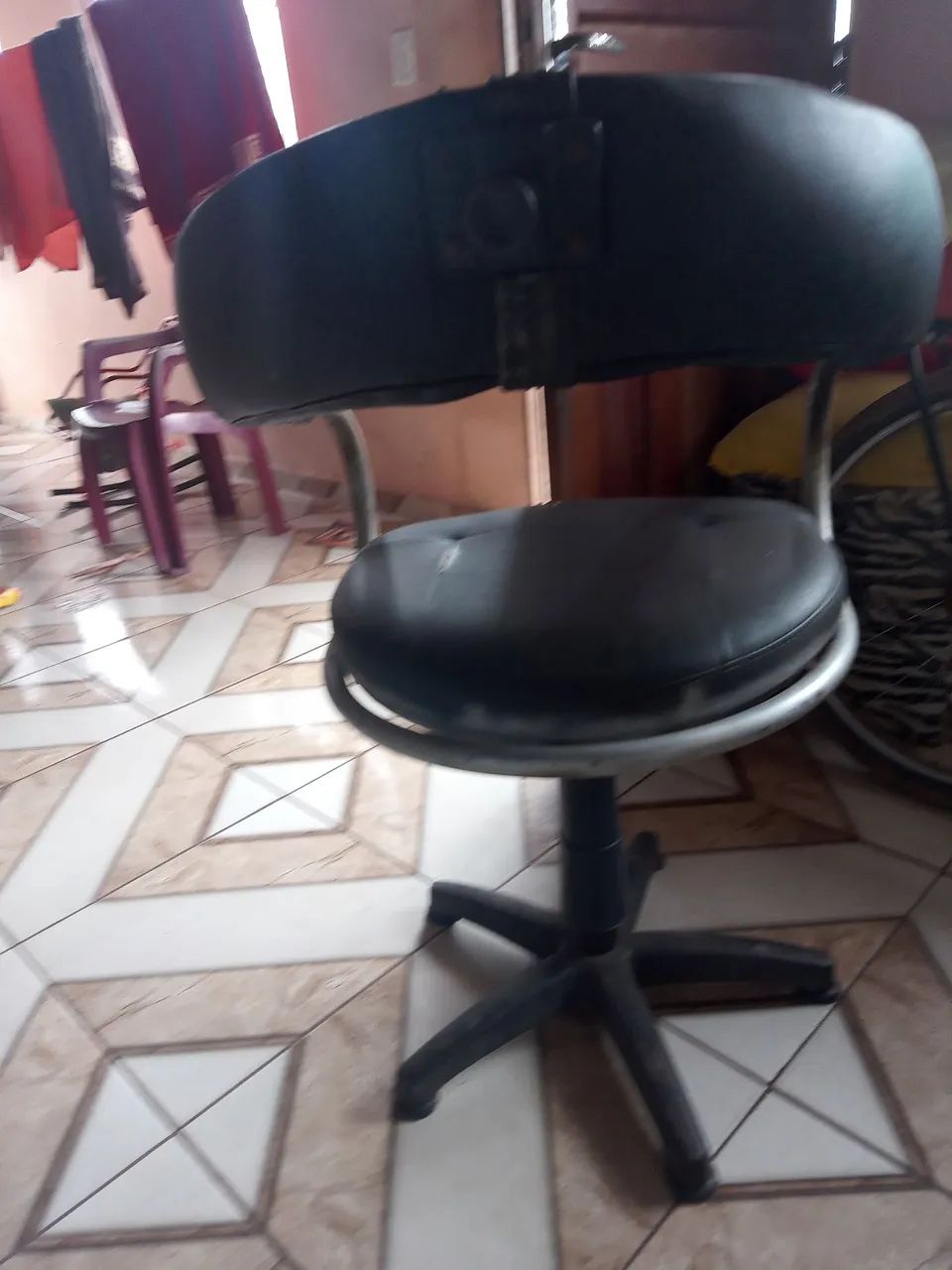 Cadeira Giratória Preta de barbearia - Foto 3