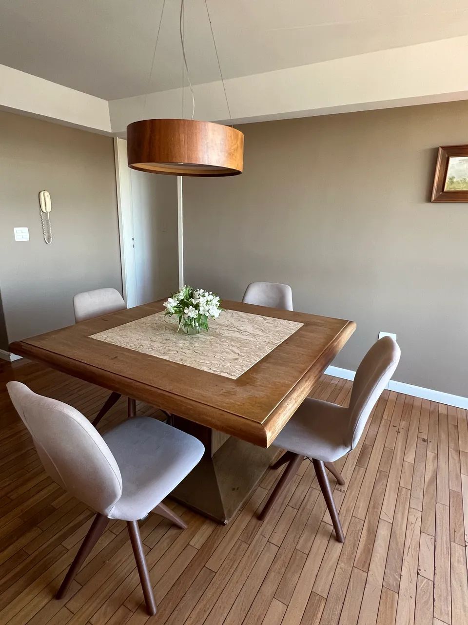 Mesa de madeira com centro em mármore com 2 cadeiras - Foto 2