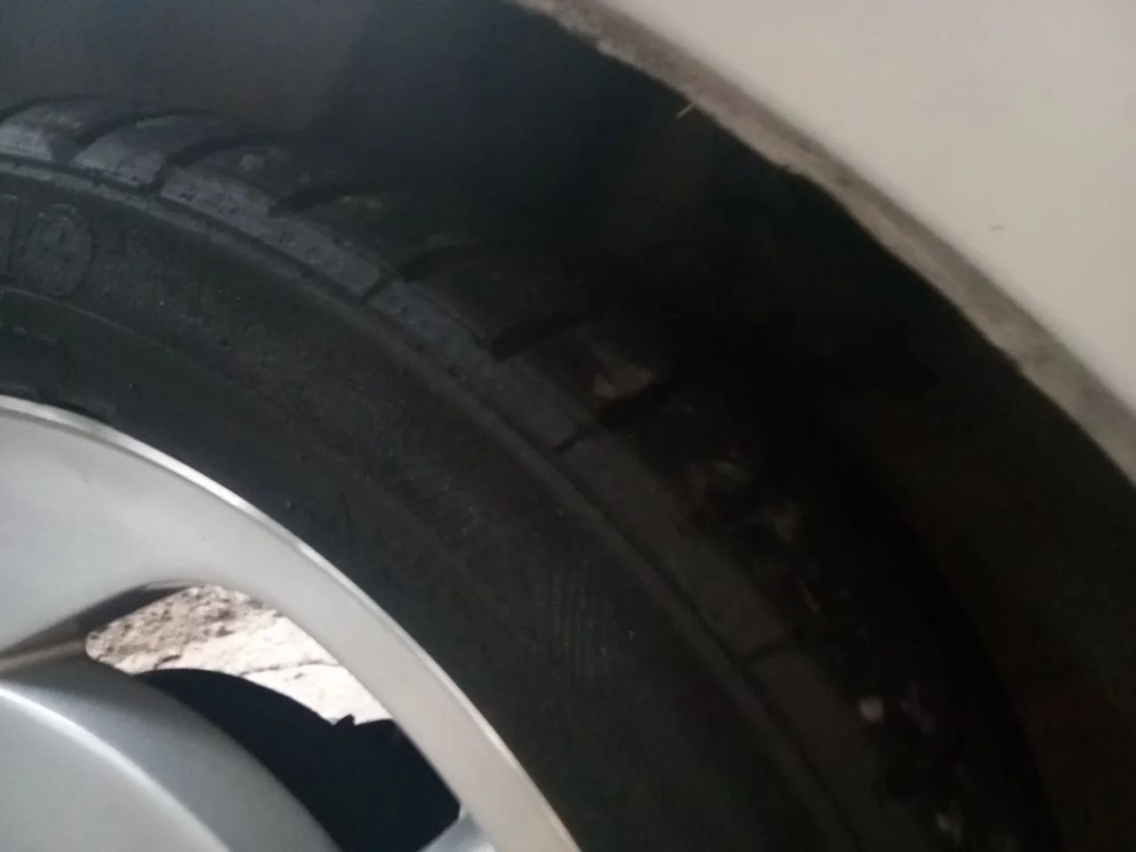 2 pneus continental 195/55 R16 bom estado da para andar muito a inda os 2 por 200 - Foto 2