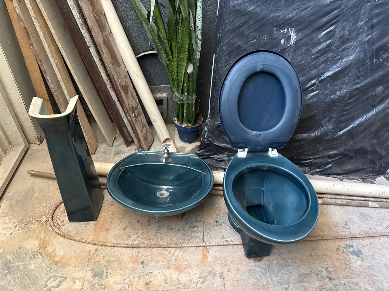 Conjunto vaso sanitário e pia pedestal cerâmica azul