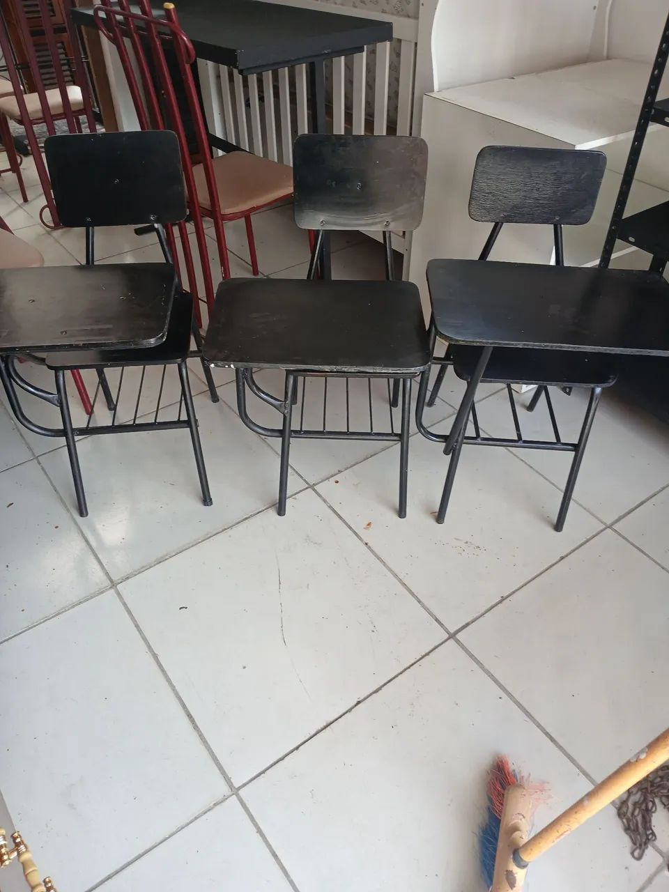 03 cadeiras escolar pretas com mesa