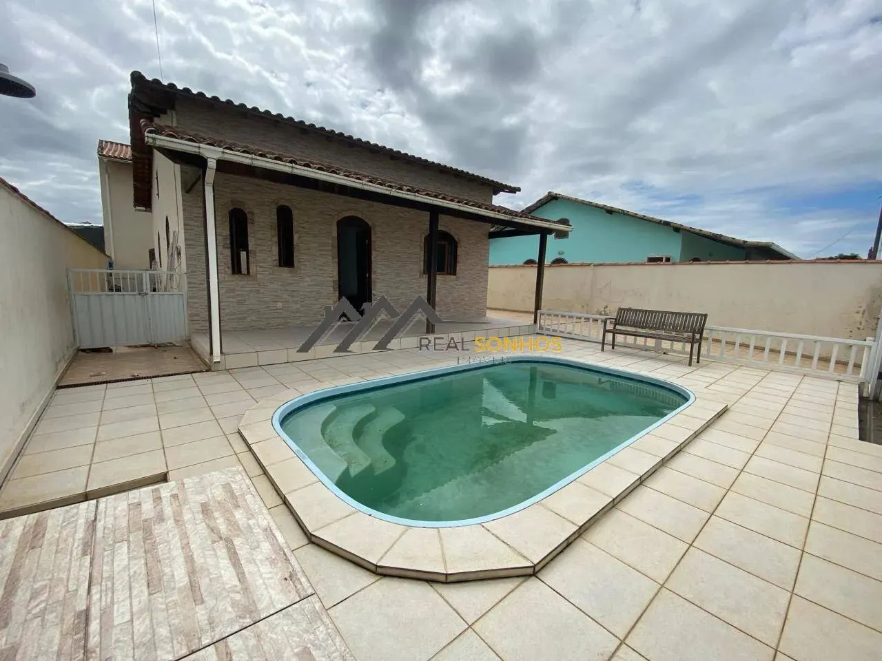 CASA PARA VENDA OU LOCAÇÃO EM CONDOMÍNIO FECHADO EM ARARUAMA