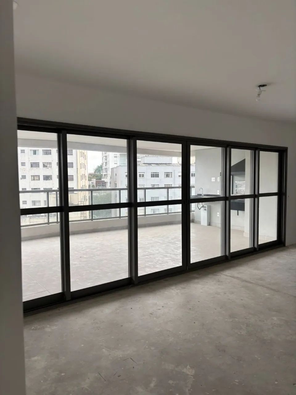 Portas Balcão todas correm 2 iguais completas 6.00 x 2.15 e 5.60 x 2.15.
