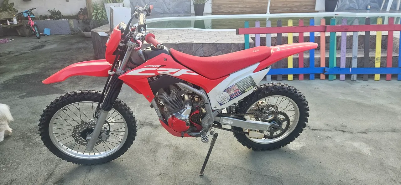 Crf f moto bem cuidada e com poucas trilhas