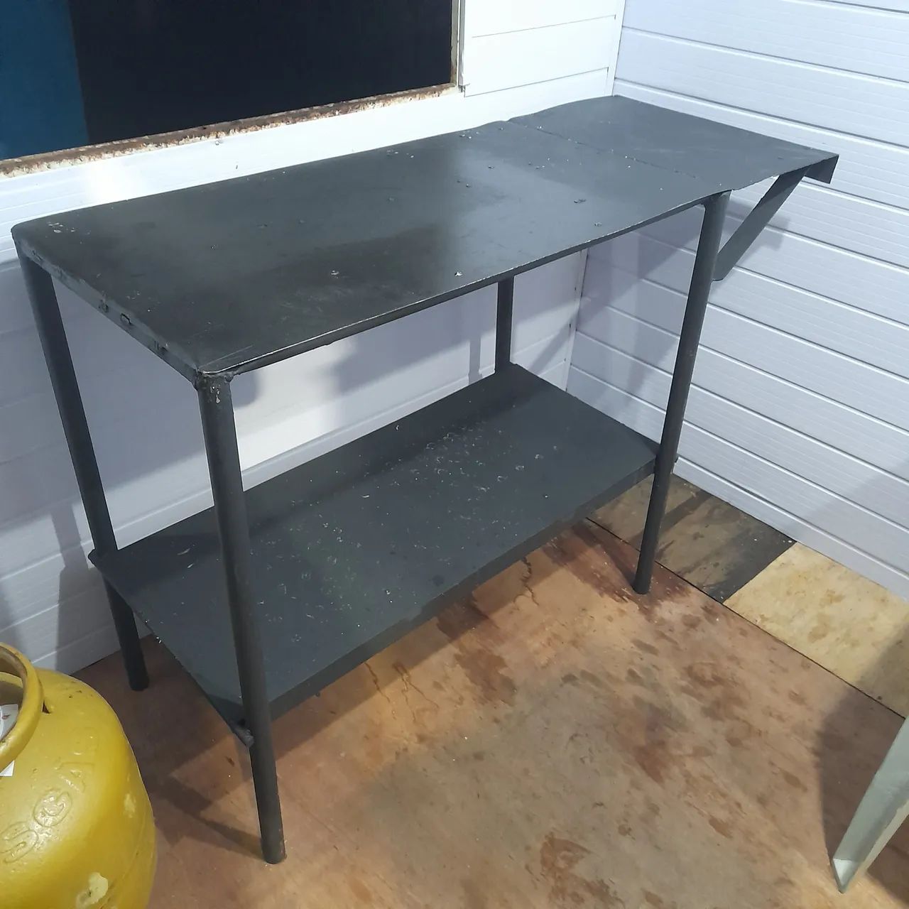 Mesa de Ferro com Prateleira