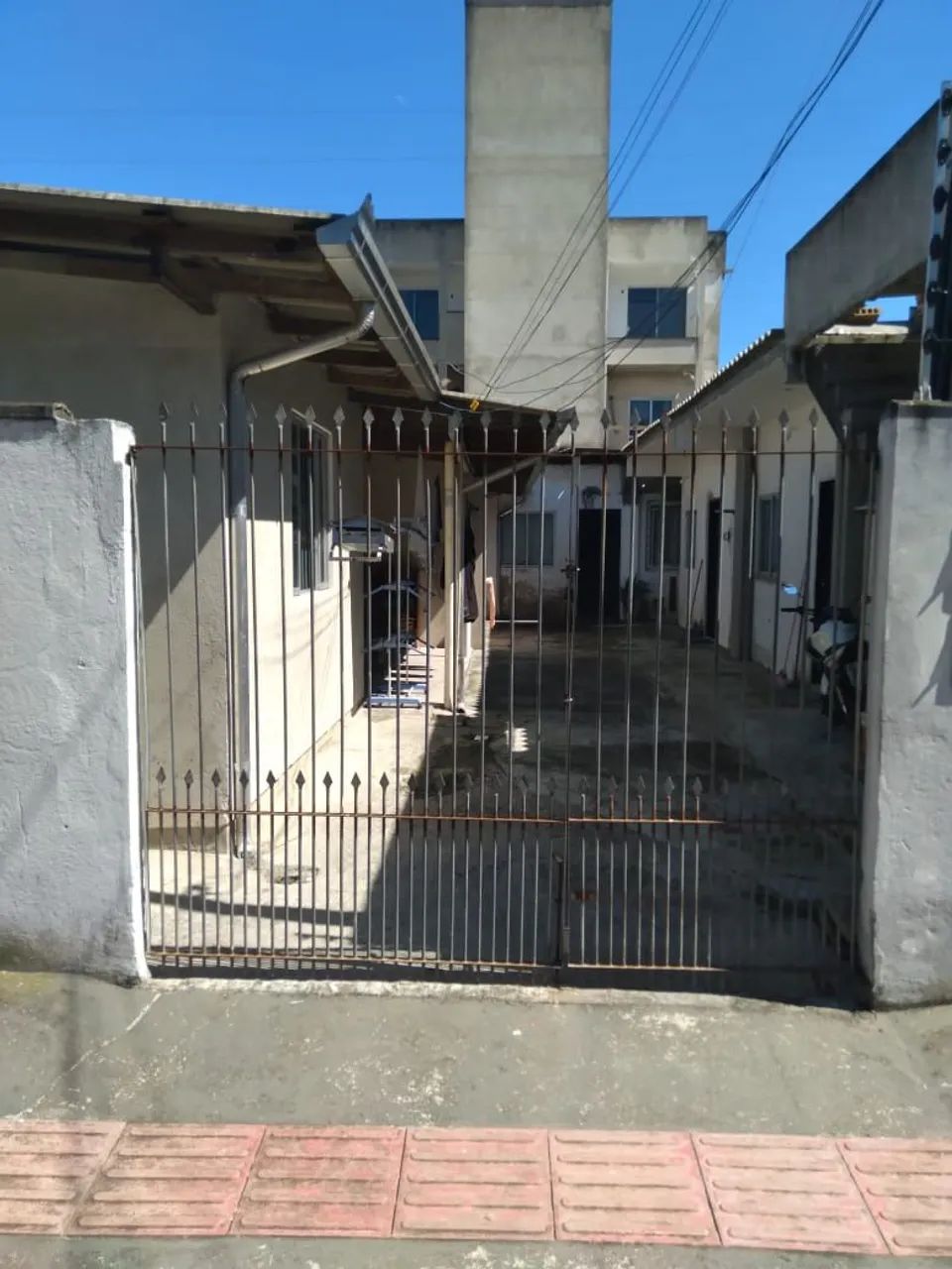 Portão e lixeira64175979651330122