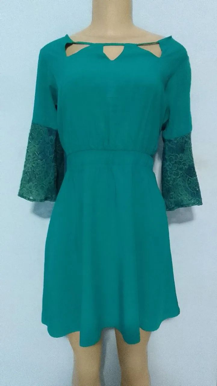 Vestido verde de manga com renda tam P