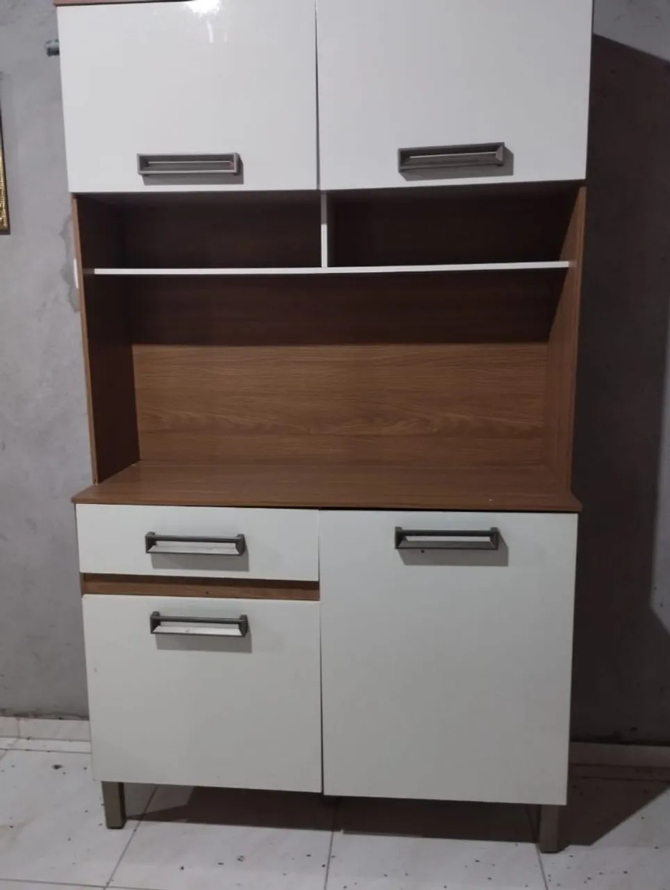 Armário de cozinha branco e amadeirado