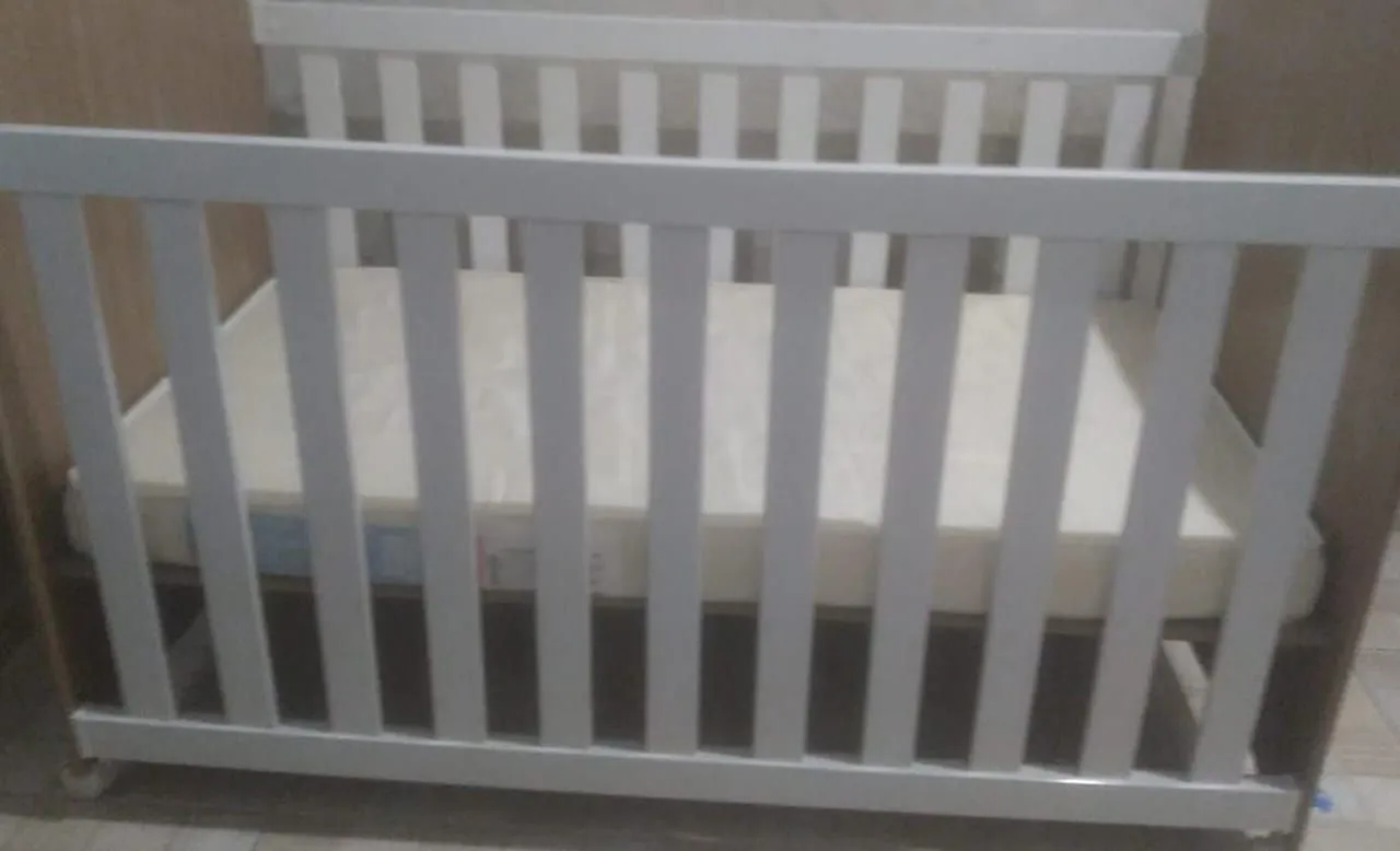 Berço branco para bebê com colchão