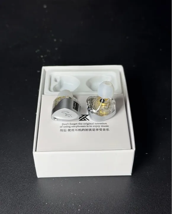 FONE PARA RETORNO DE PALCO KZ-CASTOR HARMAN VERSION R$150,00 / NOVO / DISPONÍVEL ?