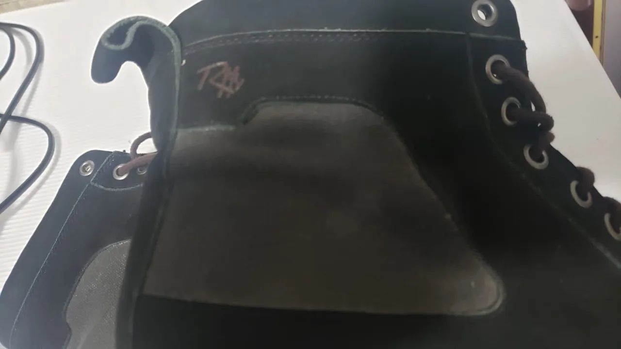 Bota coturno preta de couro