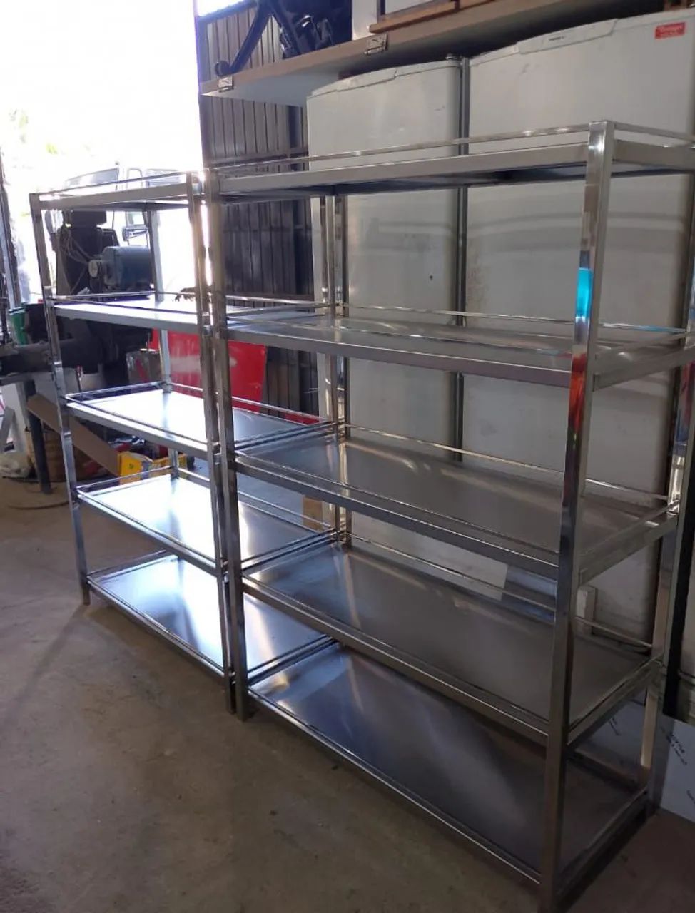 Bancadas e estantes em aço inox.