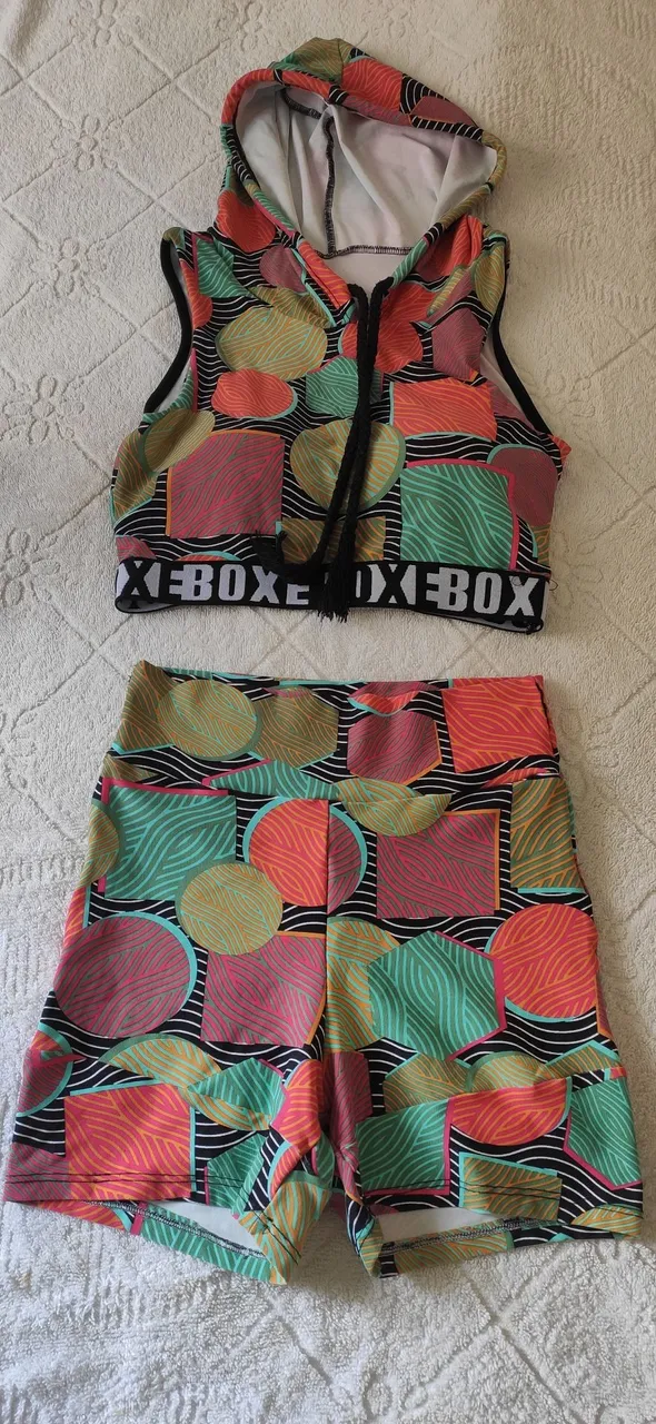 Conjunto academia Cropped com Capuz e Short - Estampa Abstrata