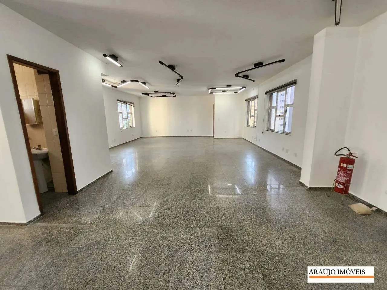 SALA PARA LOCAÇÃO NA SAVASSI 110m2