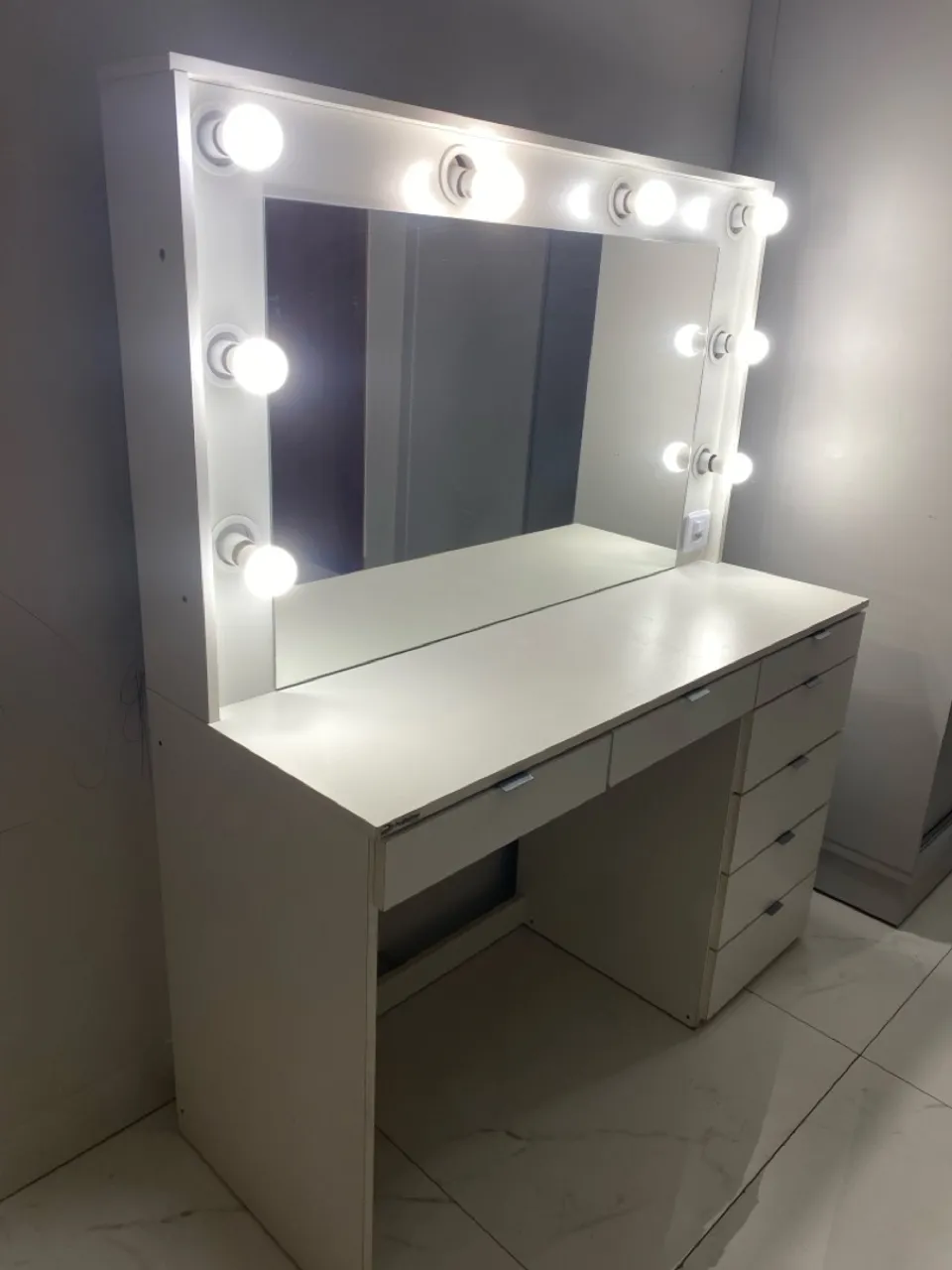 Penteadeira Camarim com Espelho e Luzes de LED USADA