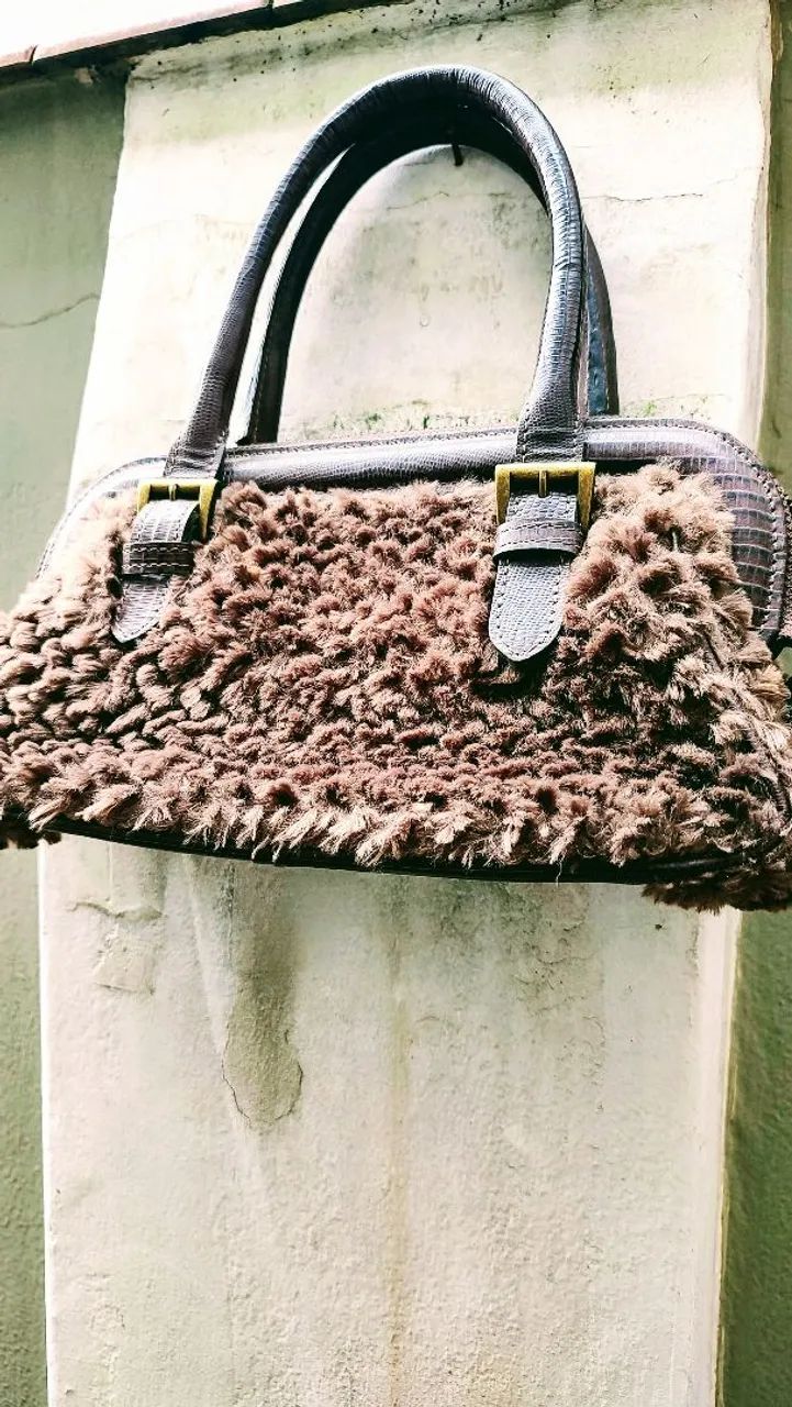 Bolsa Fillity, de Ombro em Pelúcia Marrom e Couro - Foto 3
