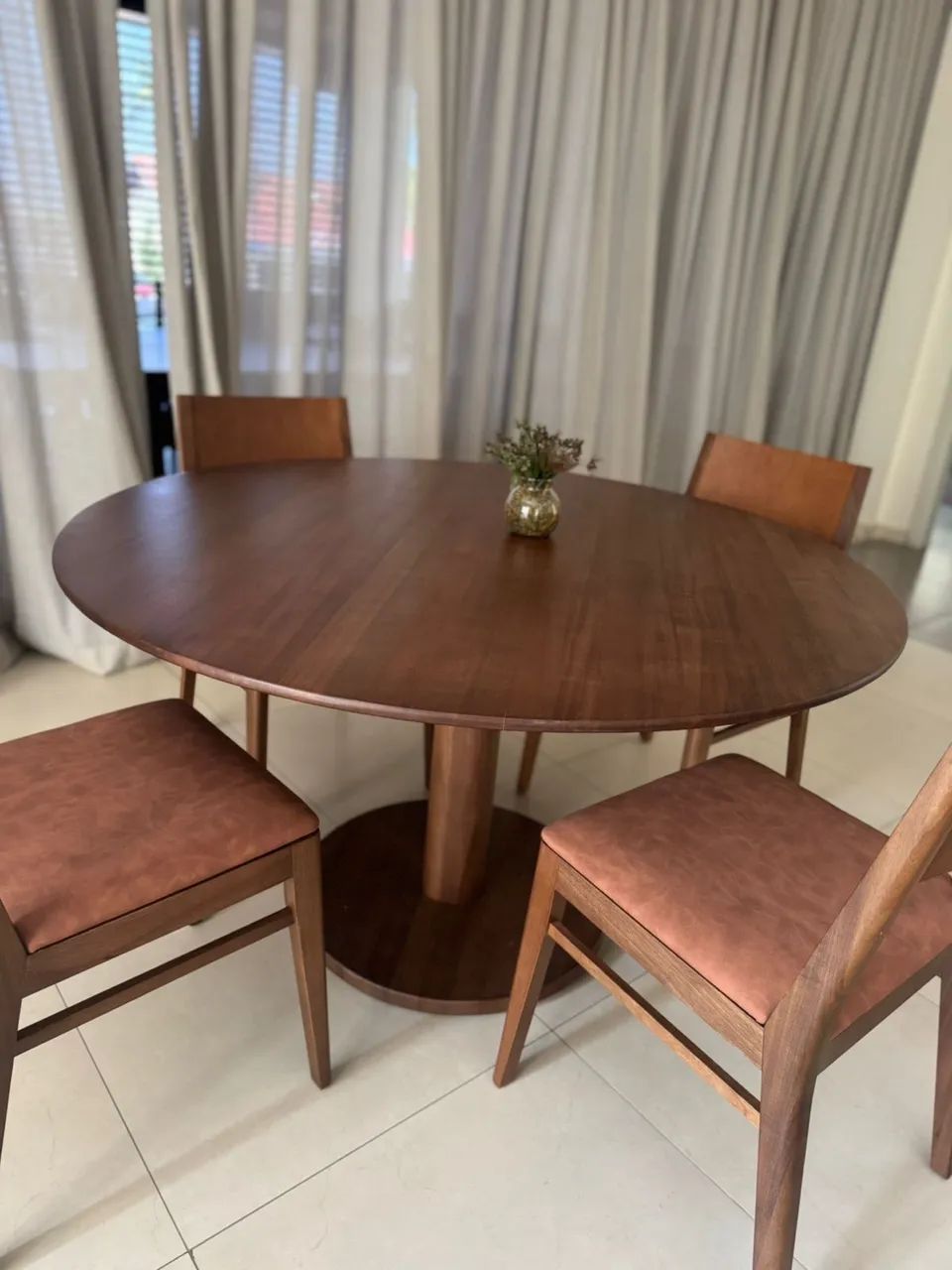 Mesa de Madeira e cadeiras maciça  - Foto 3