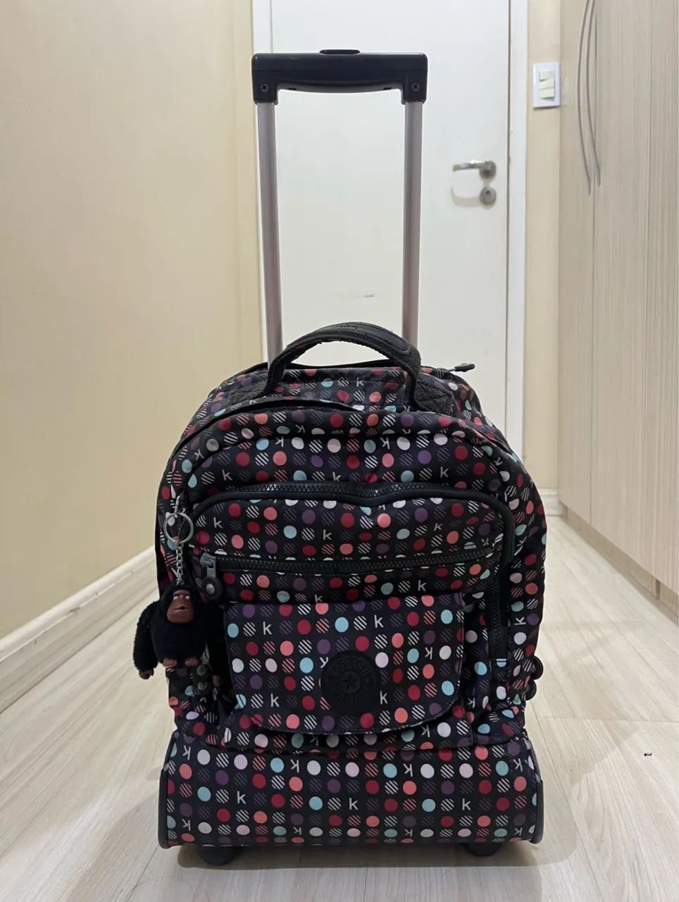 mochila kipling com rodinhas original estampada (2 em 1) - Foto 2