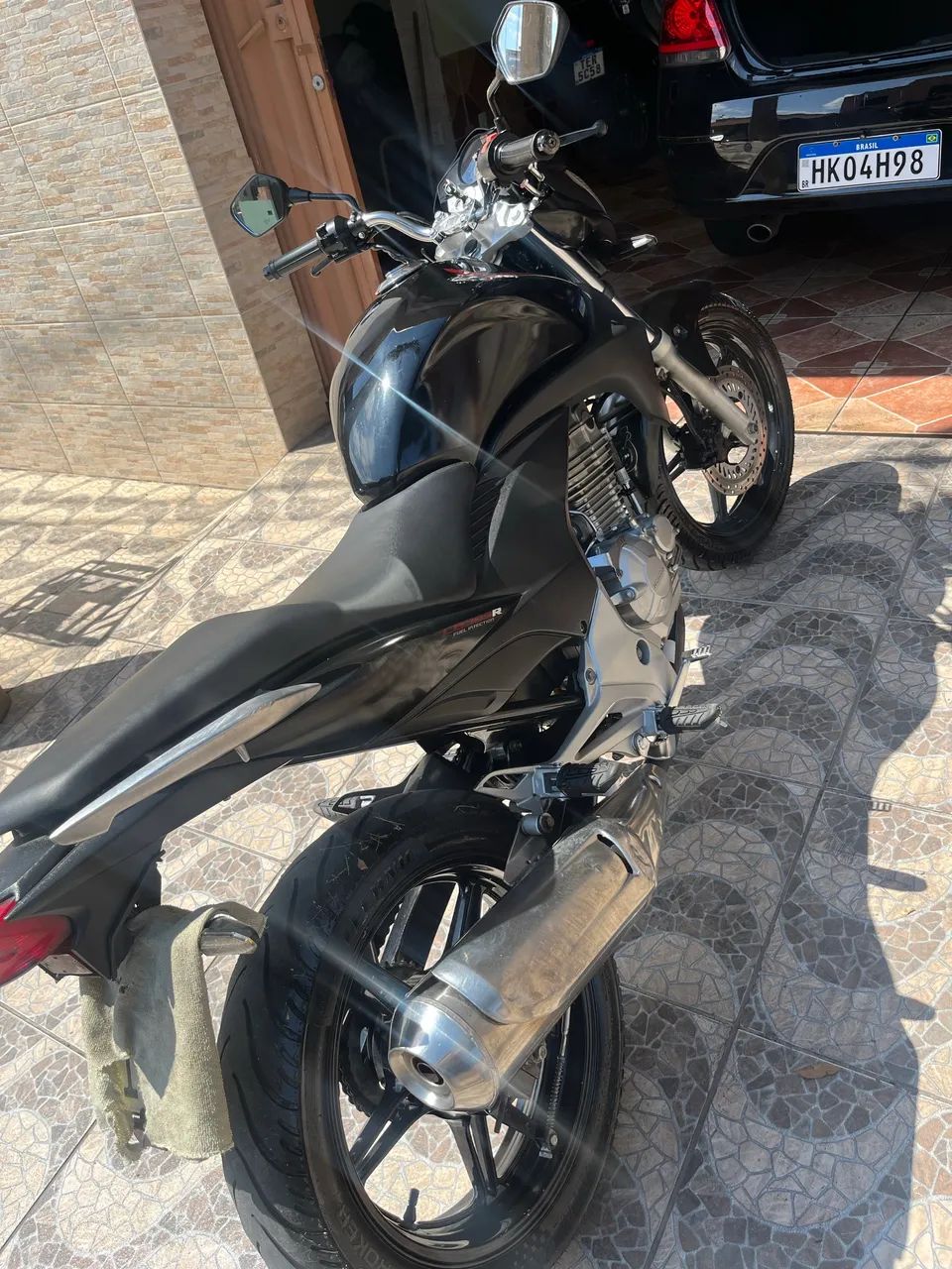 CB 300 é preta 