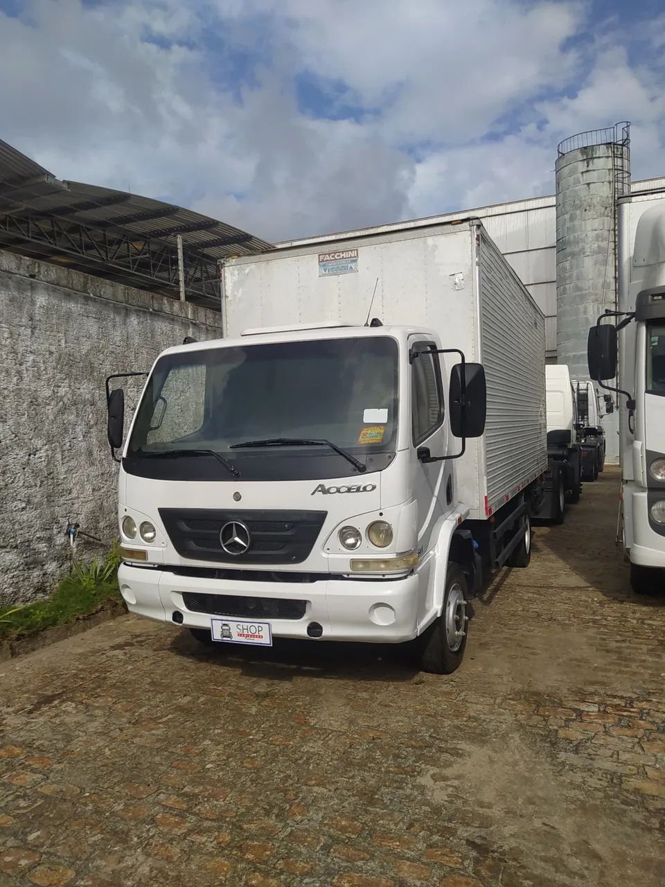 MB Accelo 815 Baú 2012