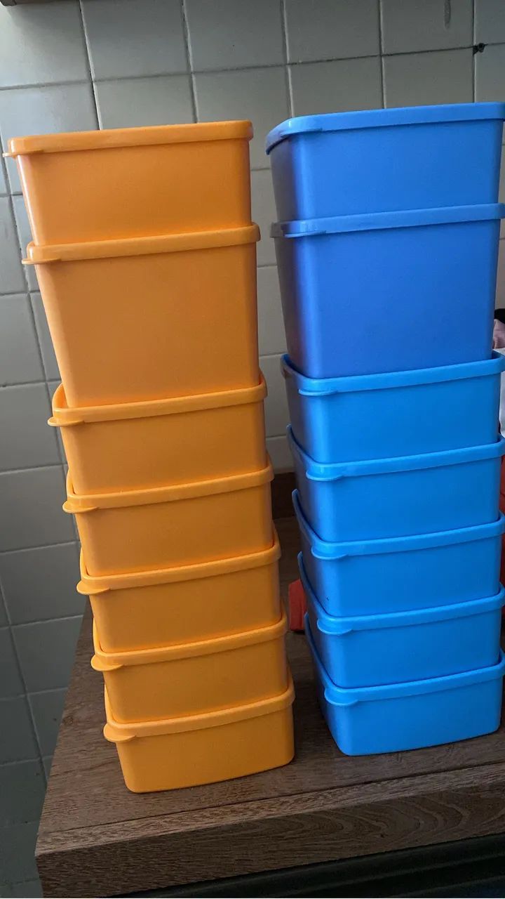 Várias vasilhas Tupperware para vende.
