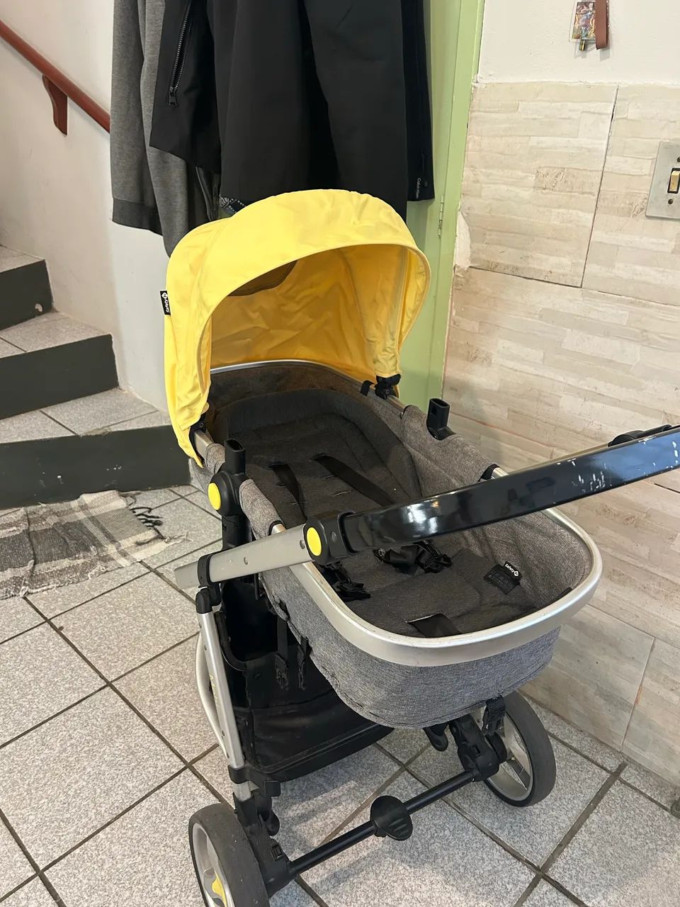 Carrinho de Bebê Safety 1st Mobi Cinza com Capota Amarela - Ótimo Estado - Foto 3