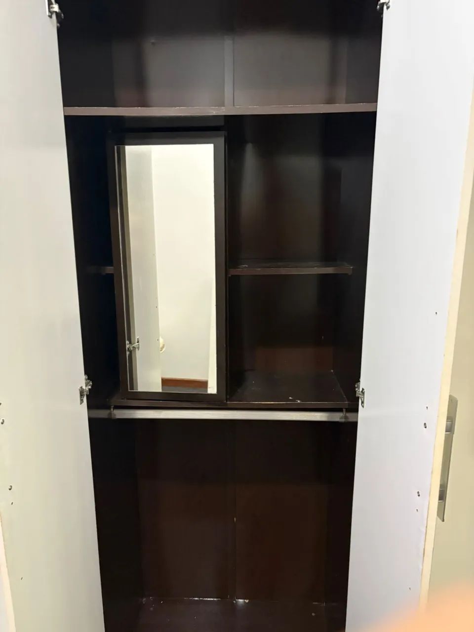 Guarda-roupas 6 portas, branco e preto, com espelho interno