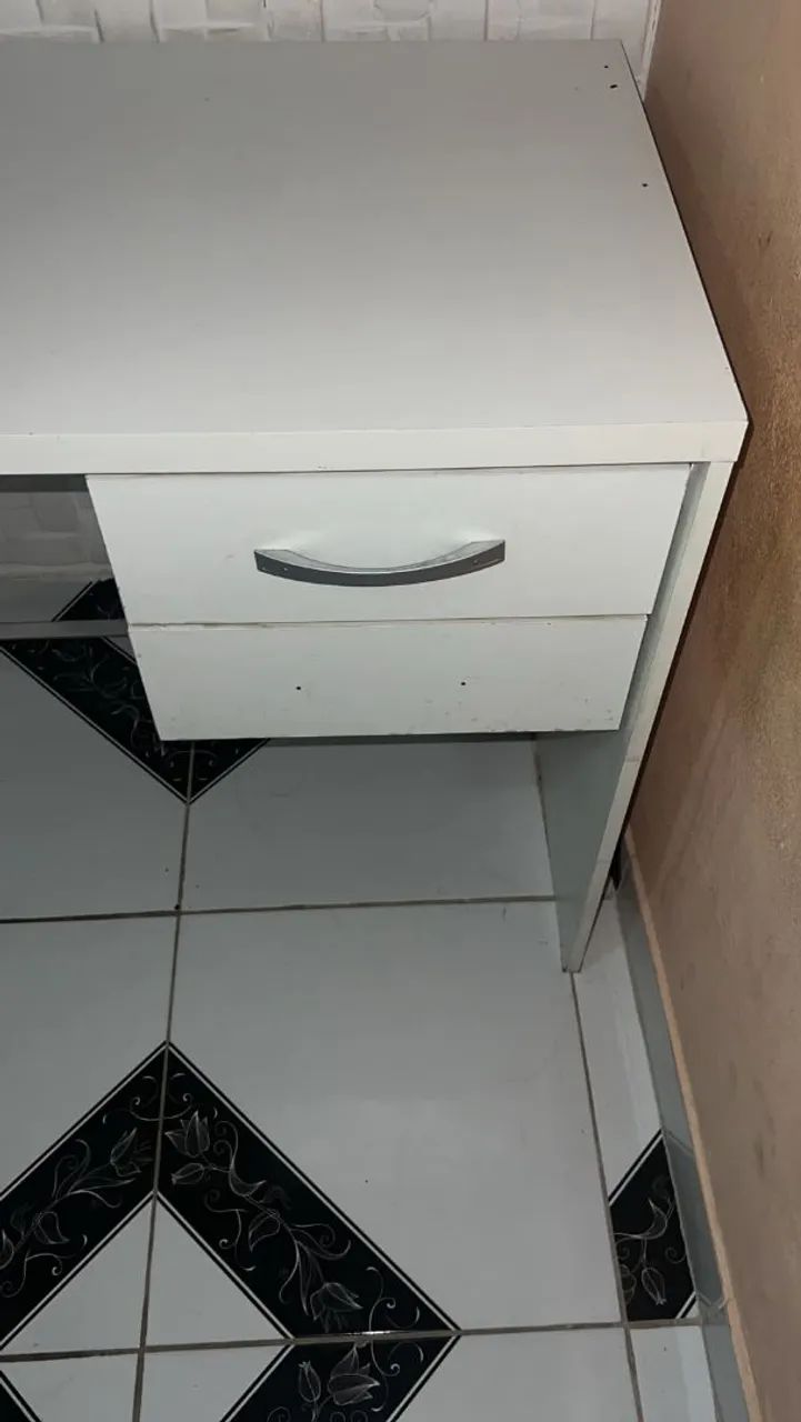 Mesa de escritório Branca com duas gavetas  - Foto 4