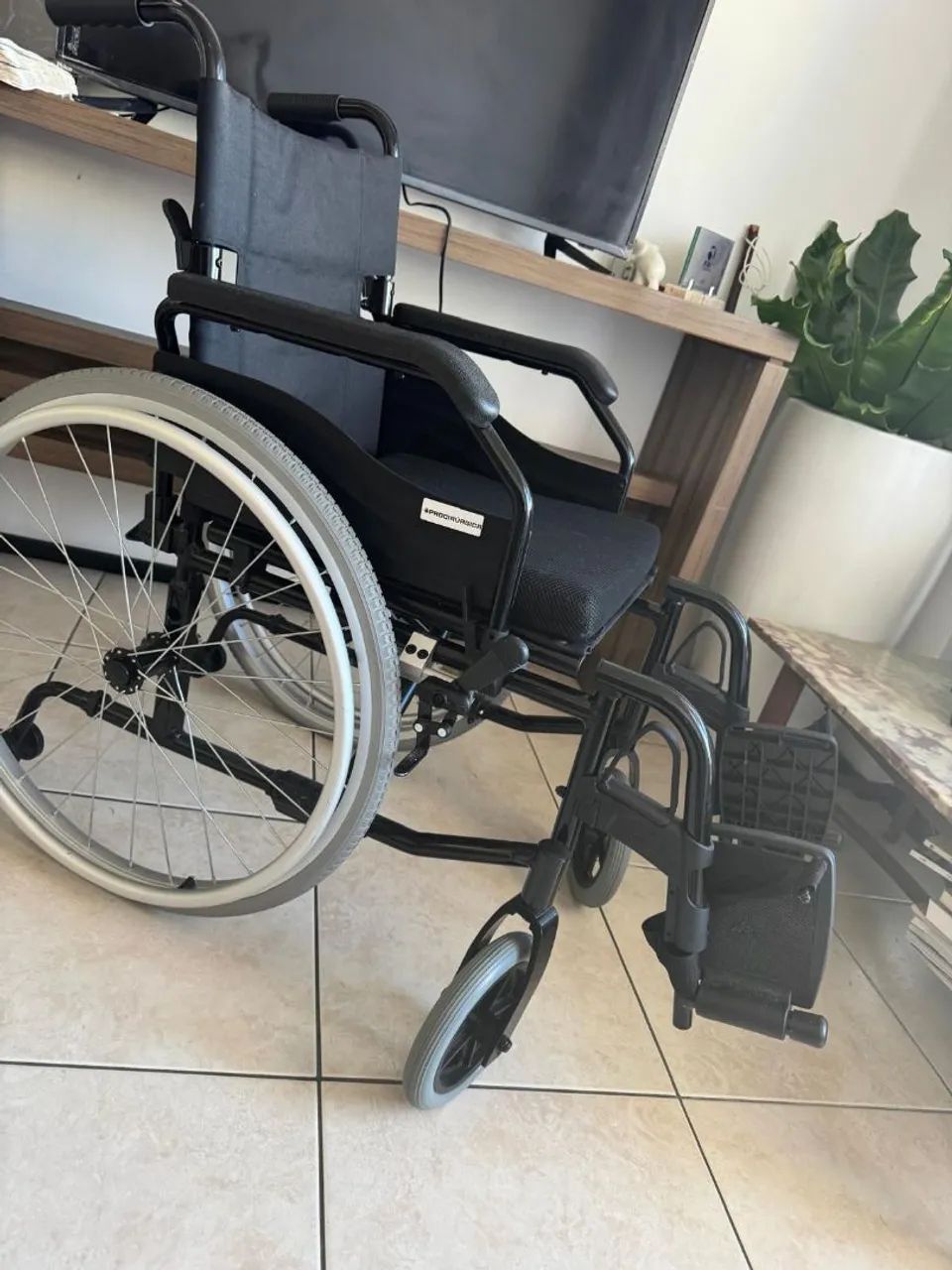 Excelente cadeira de rodas e um assento elevatório seminovos 