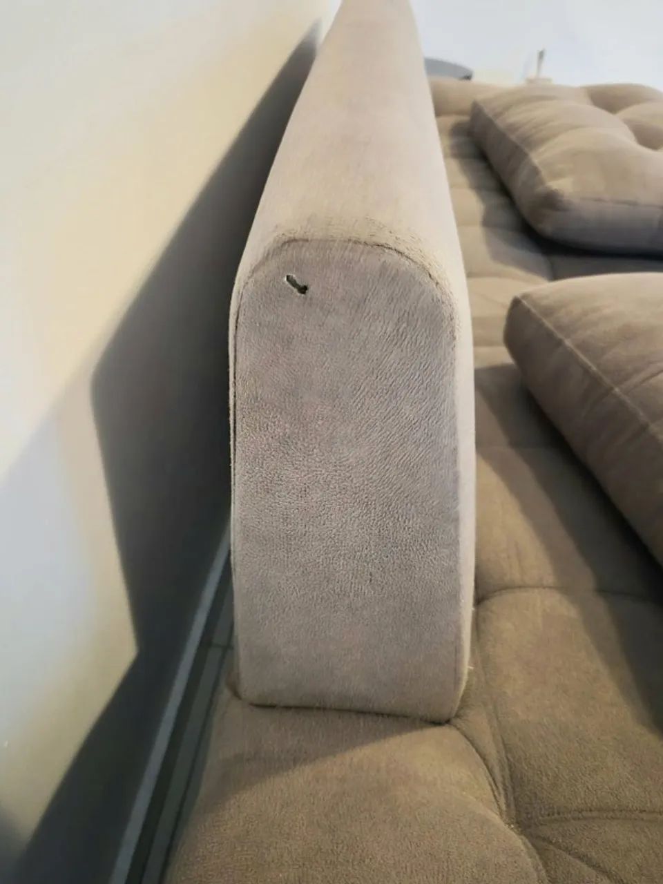 Sofá 3 Lugares Suede Bege com Almofadas - Foto 2
