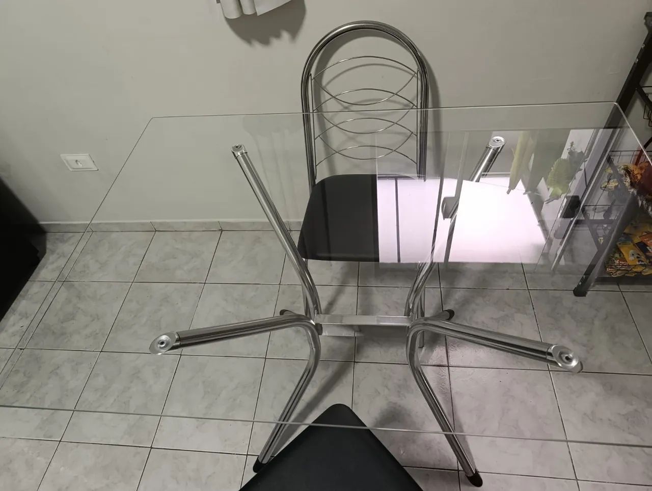 Mesa com vidro com 2 cadeiras  <br>? Valor negociável