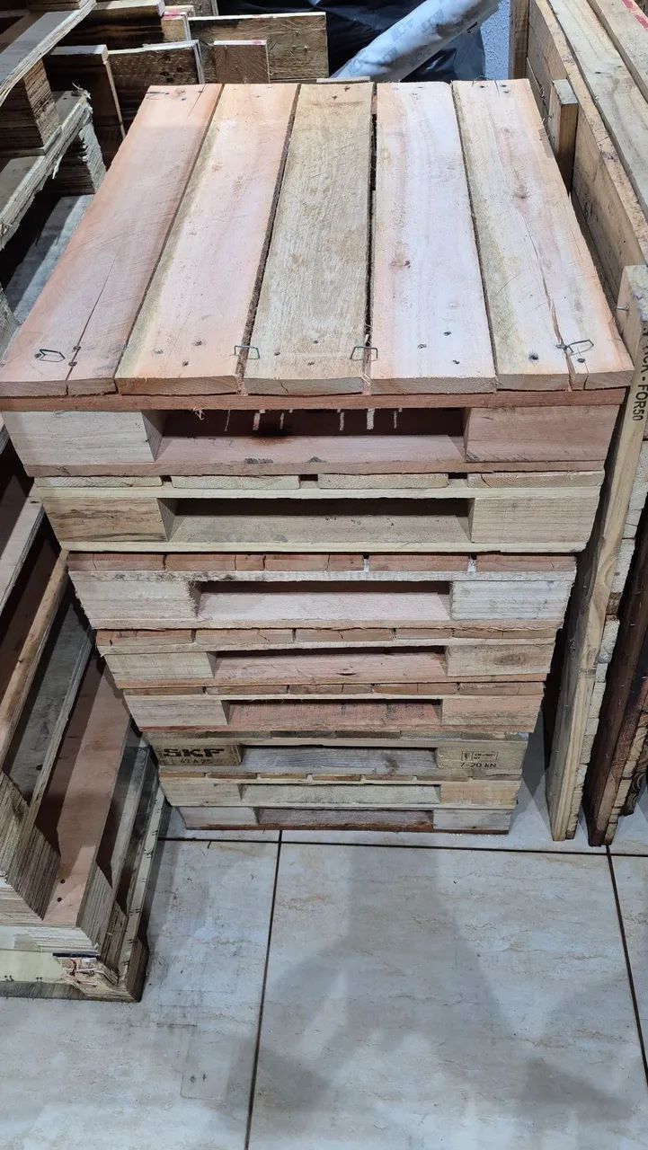Pallets seminovos, medida 0.80 por 0.60 centímetros, madeira eucalipto, entregamos.  - Foto 2