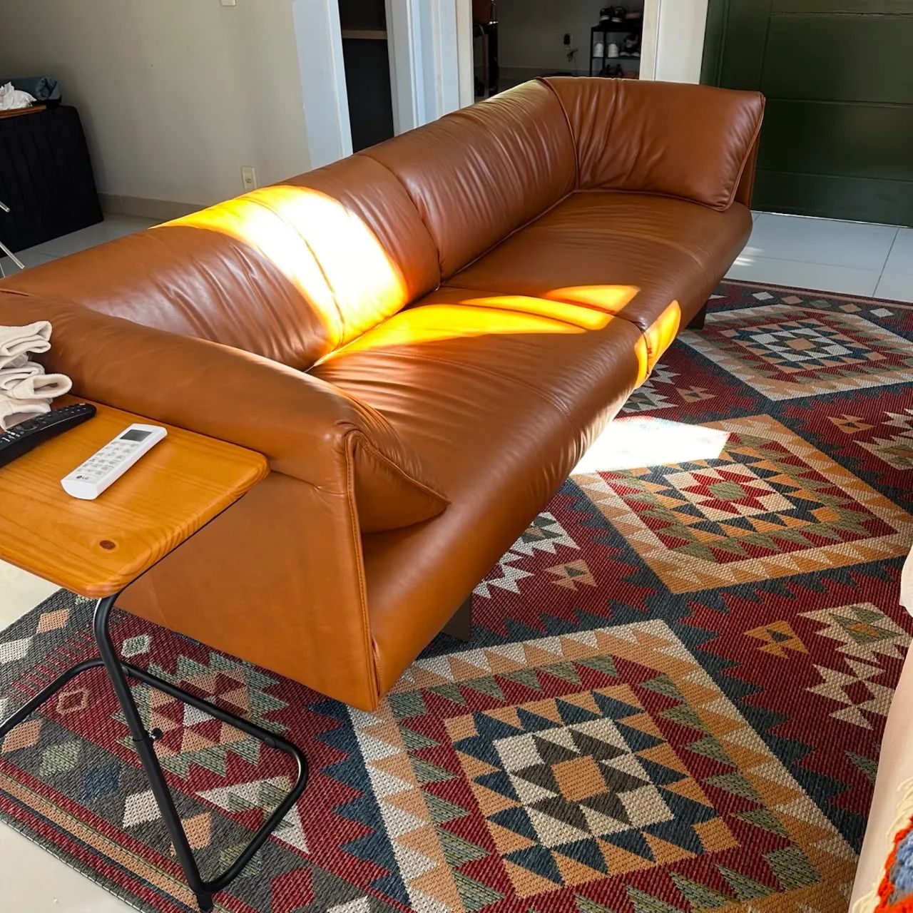Vendo Sofá em Couro Legítimo - 4 lugares - Foto 2