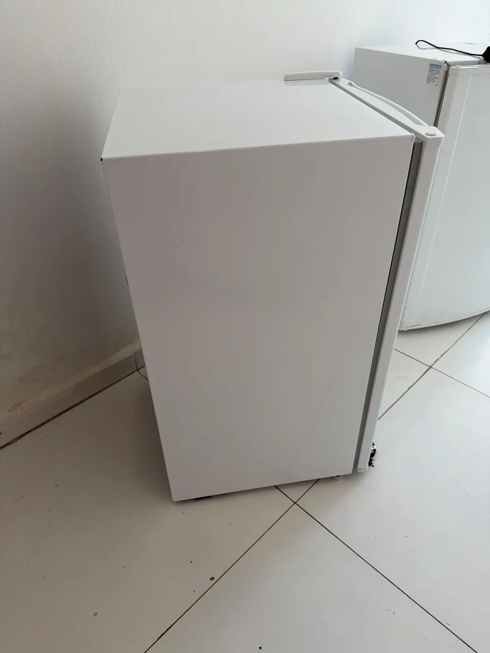 Vendo 2  frigobar 120 litros Eletrolux branca - Foto 2