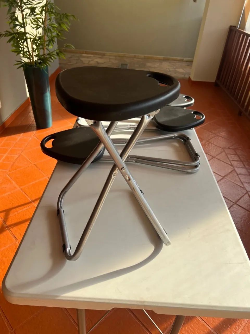 Mesa plástica com banquetas  - Foto 2